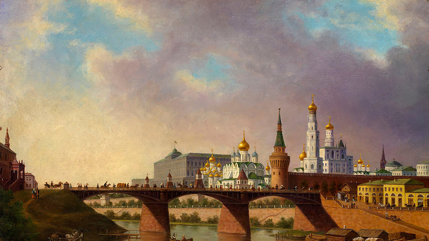 Lungofiume di Mosca. Sullo sfondo, il Cremlino