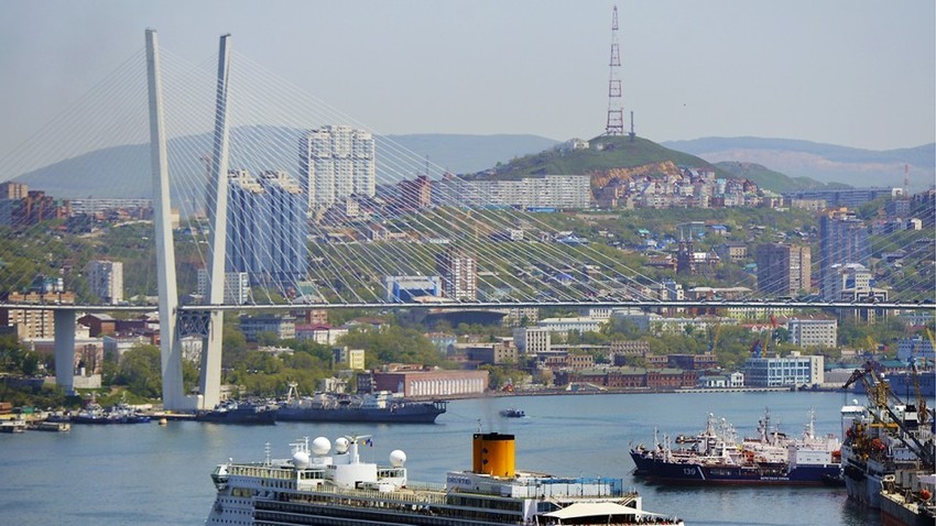 Vladivostok adalah kota pelabuhan terbesar di Rusia.