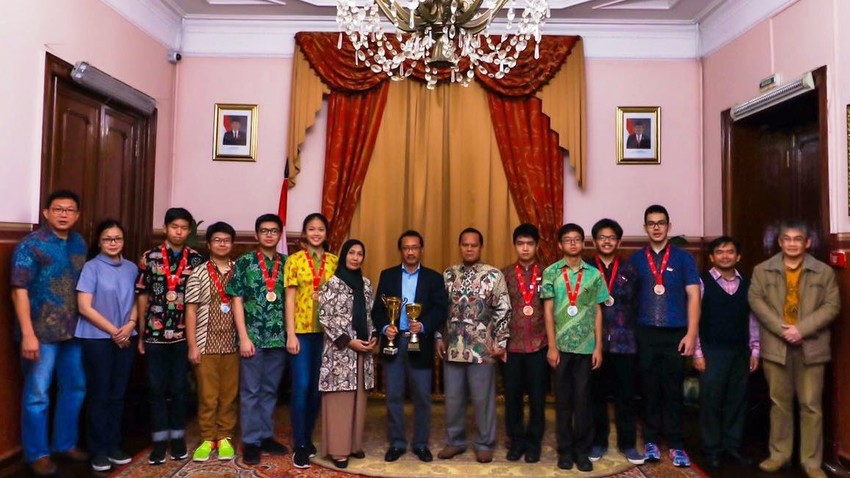 Tim Pelajar DKI Jakarta saat berfoto dengan Duta Besar Rusia untuk Indonesia M. Wahid Supriyadi di Moskow.