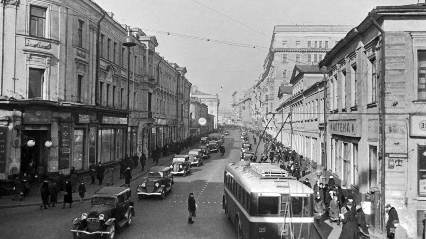 La via Gorkij, oggi chiamata via Tverskaya, fotografata in epoca sovietica