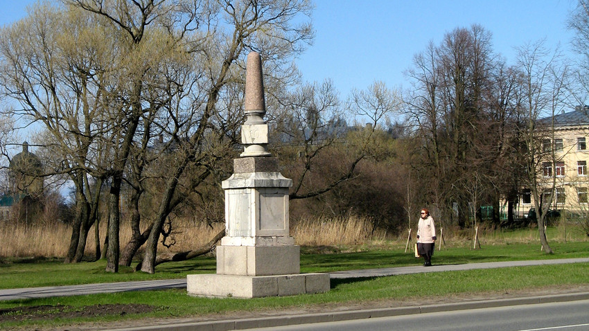 The milepost in Strelna, St. Petersburg.