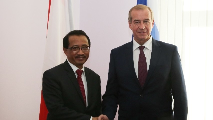 Gubernur Provinsi Irkutsk Sergey Georgievich Levchenko berjabat tangan dengan Dubes Indonesia untuk Rusia M. Wahid Supriyadi.