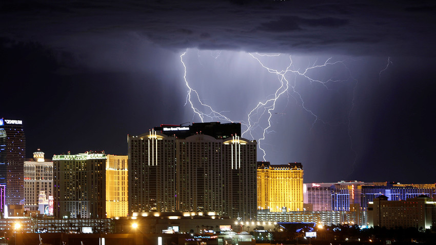 Светкавица по време на буря в Лас Вегас, Невада, САЩ, 13 септември 2017 г.