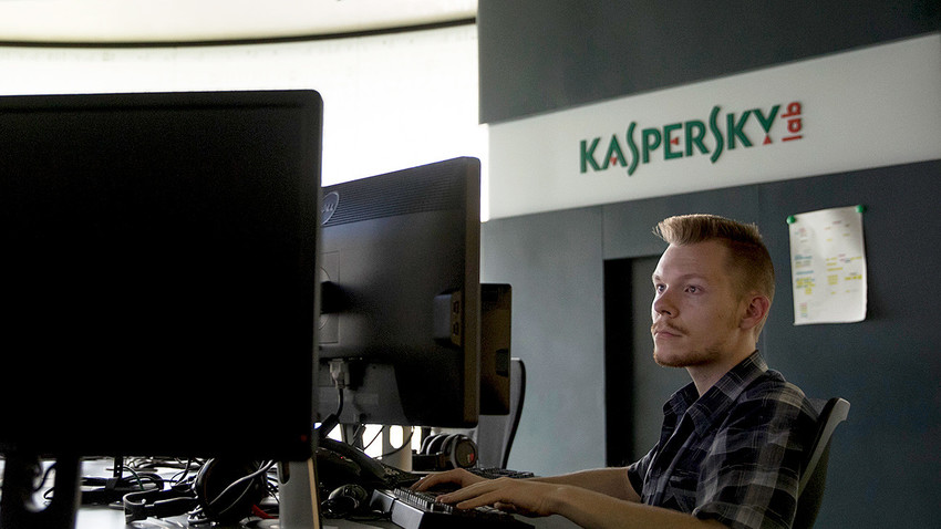 Seorang karyawan Kaspersky Lab bekerja di markas perusahaan di Moskow.