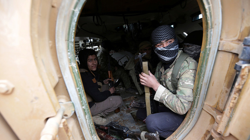 Oposisi Suriah di dalam sebuah kendaraan militer saat perjalanan ke kota al-Bab, Januari 2017.