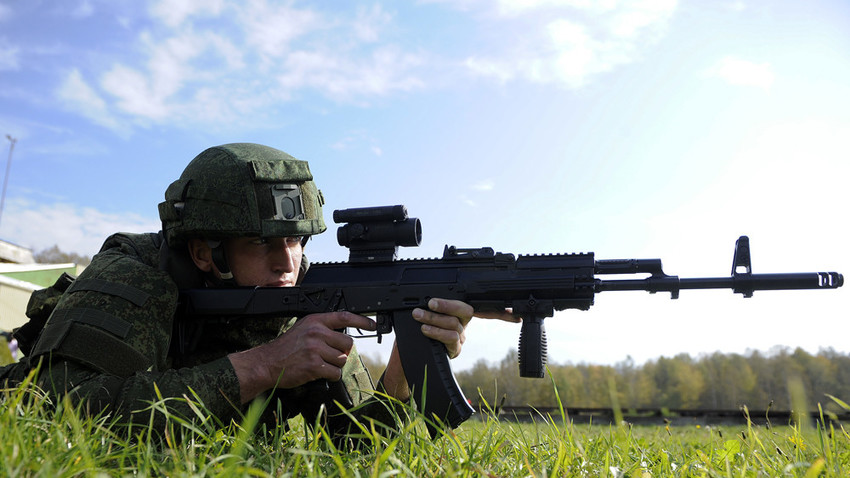 Seorang tentara Rusia menguji coba senapan Kalashnikov AK-12