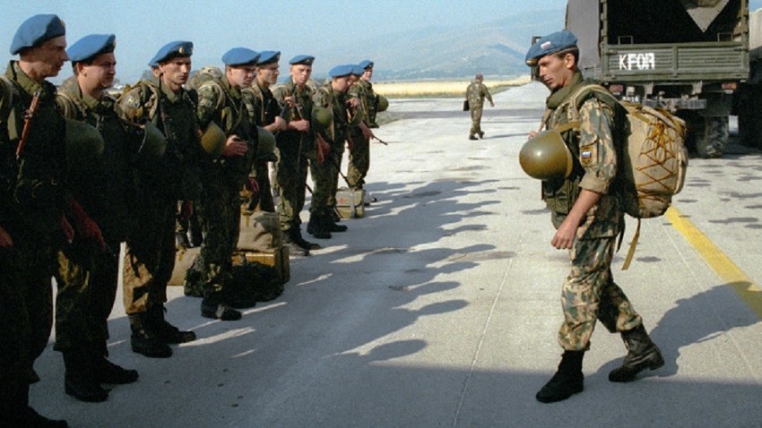 Руски војници на приштинском аеродрому „Слатина“ у јулу 1999. 