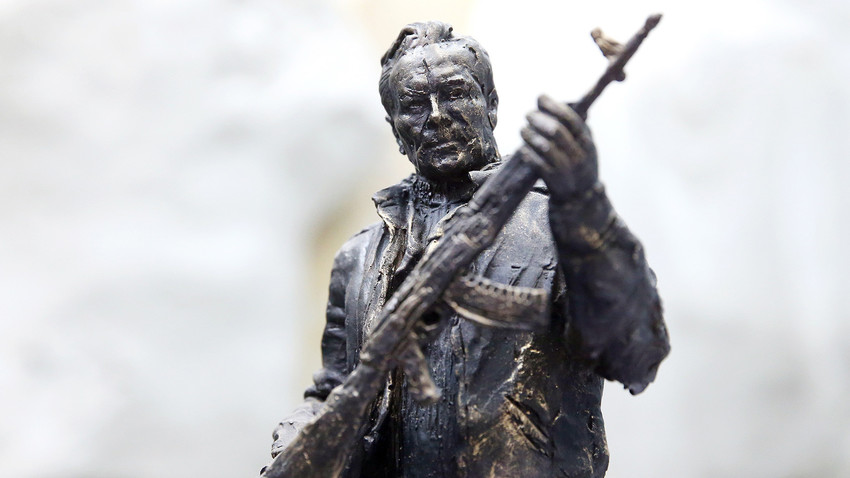 AK-47, maior criação de Kalashnikov, tem destaque na escultura