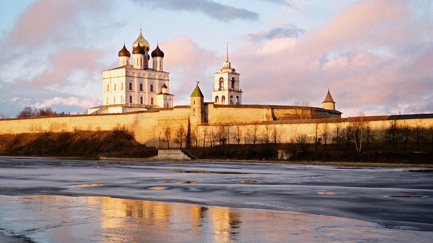 Kremlin kota Pskov. Dalam bahasa Rusia, kremlin berarti "benteng'.