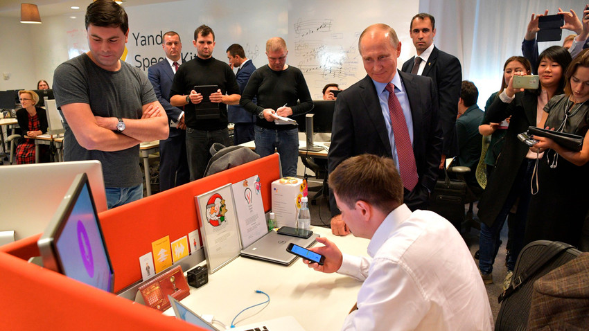 Wladimir Putin unterhält sich mit Yandex' "Alisa"