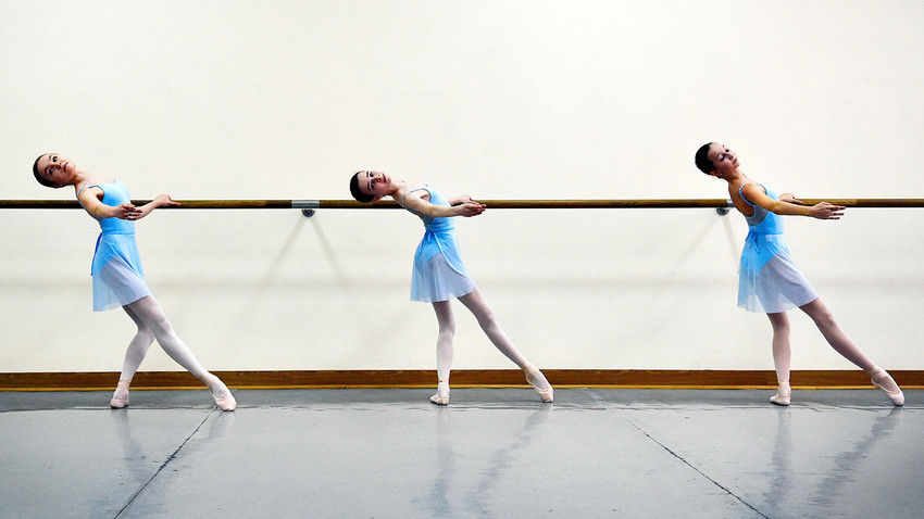 Ученици в час в Академията по балет на Болшой.