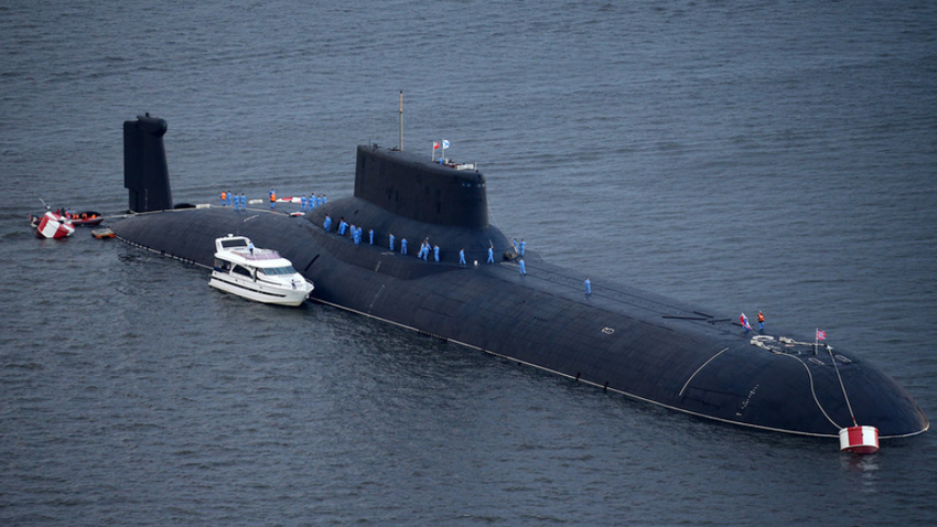 Jedrska podmornica ruske mornarice TK-208 Dmitrij Donskoj ob prihodu v mornariško oporišče Leningrad ruske Baltske flote, Kronstadt, otok Kotlin.
