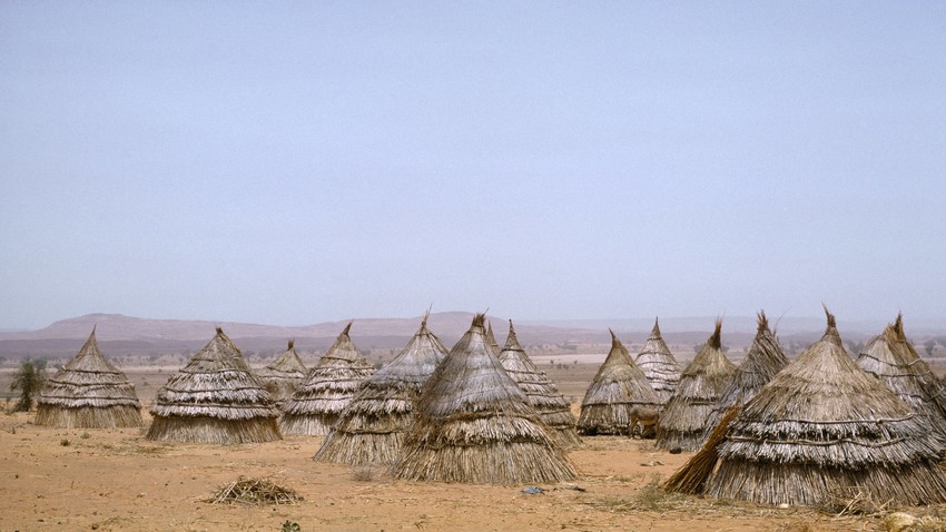 Rumah-rumah tradisional di pedesaan yang gersang di Niger.