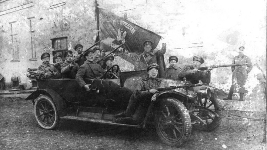 Vod vojakov med pripravami na napad na Zimski dvorec. Aptekarski otok, Petrograd, Rusija, oktober 1917.