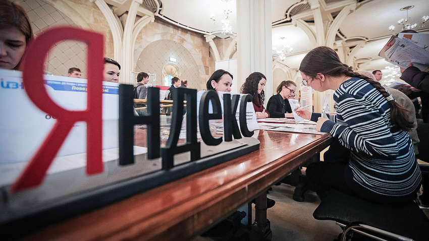 Estande do Yandex durante feira de emprego para deficientes em Moscou