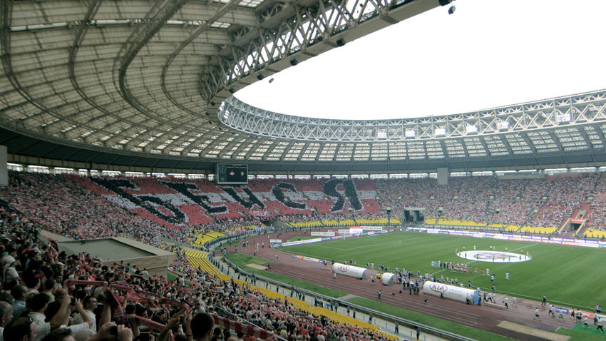 Sebuah stadion sepak bola di Rusia yang dipenuhi para penggemar.