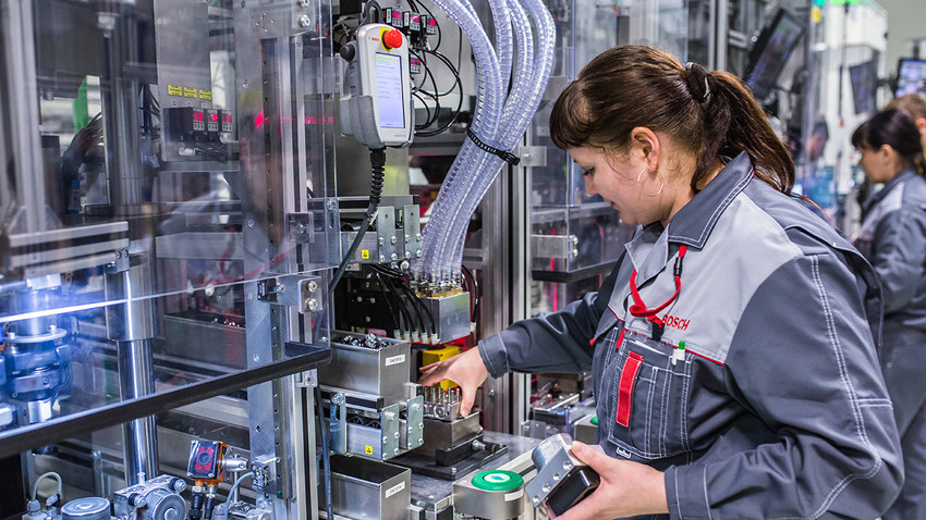 Delavka v tovarni skupine Bosch v Rusiji. Številne ruske industrijske panoge trenutno širijo proizvodnjo.