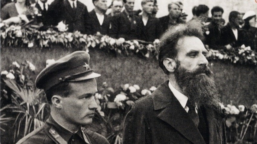 Otto Schmidt (rechts) 1934 nach der Tscheljuskin-Expedition auf dem Roten Platz