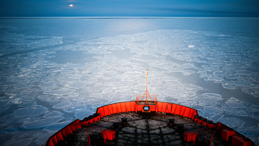 Ledolomilec "50 let zmage" v Severnem ledenem morju. 18.10.2013.