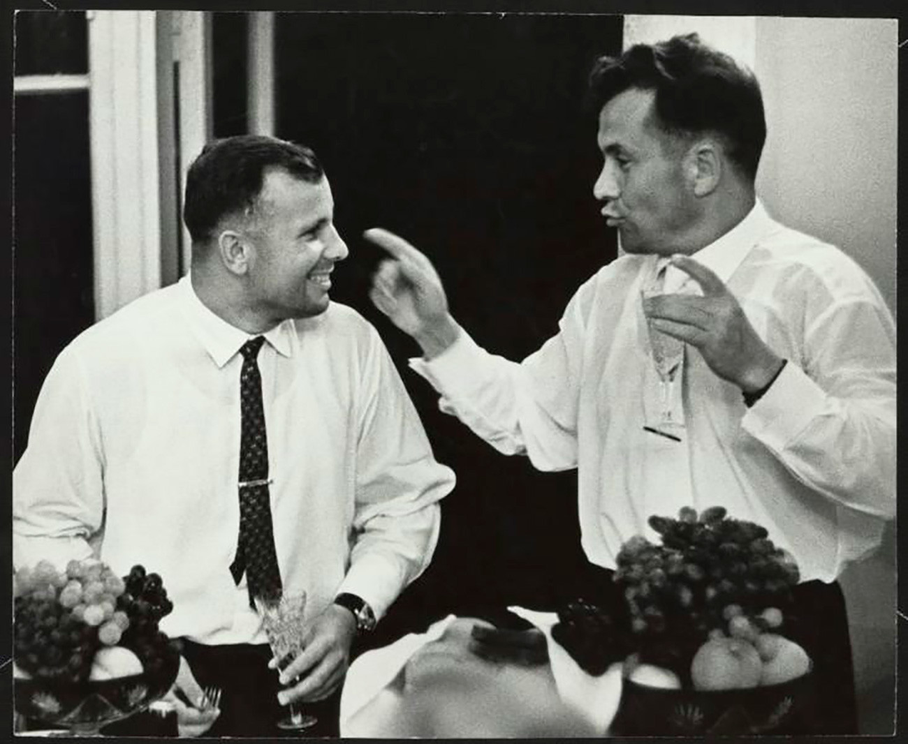 Iúri Gagárin e Pável Popóvitch. Popovitch foi o quarto cosmonauta soviético a realizar uma missão no espaço, o sexto ser humano em órbita. 