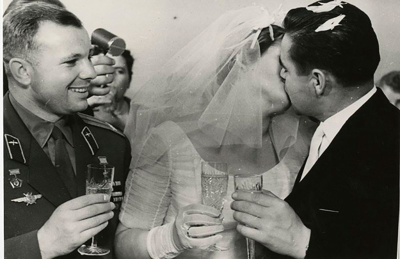 Vjenčanje Valentine Tereškove i Andrijana Nikolajeva. Nikolajev je letio na dva svemirska leta: Vostoku 4 1962. i Sojuzu 9 1970. Na oba je postavio novi rekord izdržljivosti za najduže vrijeme koje je ljudsko biće provelo u orbiti. 3. studenoga 1963. / 