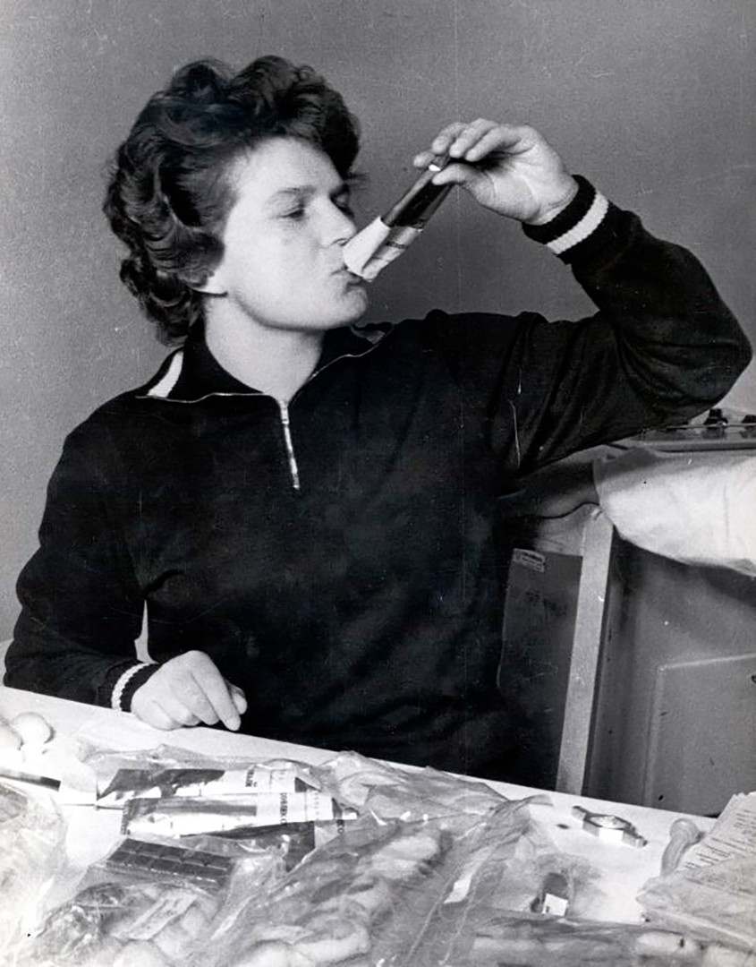 Valentina Tereškova kuša svemirsku hranu prije leta. Tereškova je postala prva žena u svemiru. Njezin je svemirski let 16. lipnja 1963. godine trajao gotovo tri dana - 70 sati i 50 minuta, tijekom kojih je 48 puta orbitirala oko Zemlje. 1963. / 