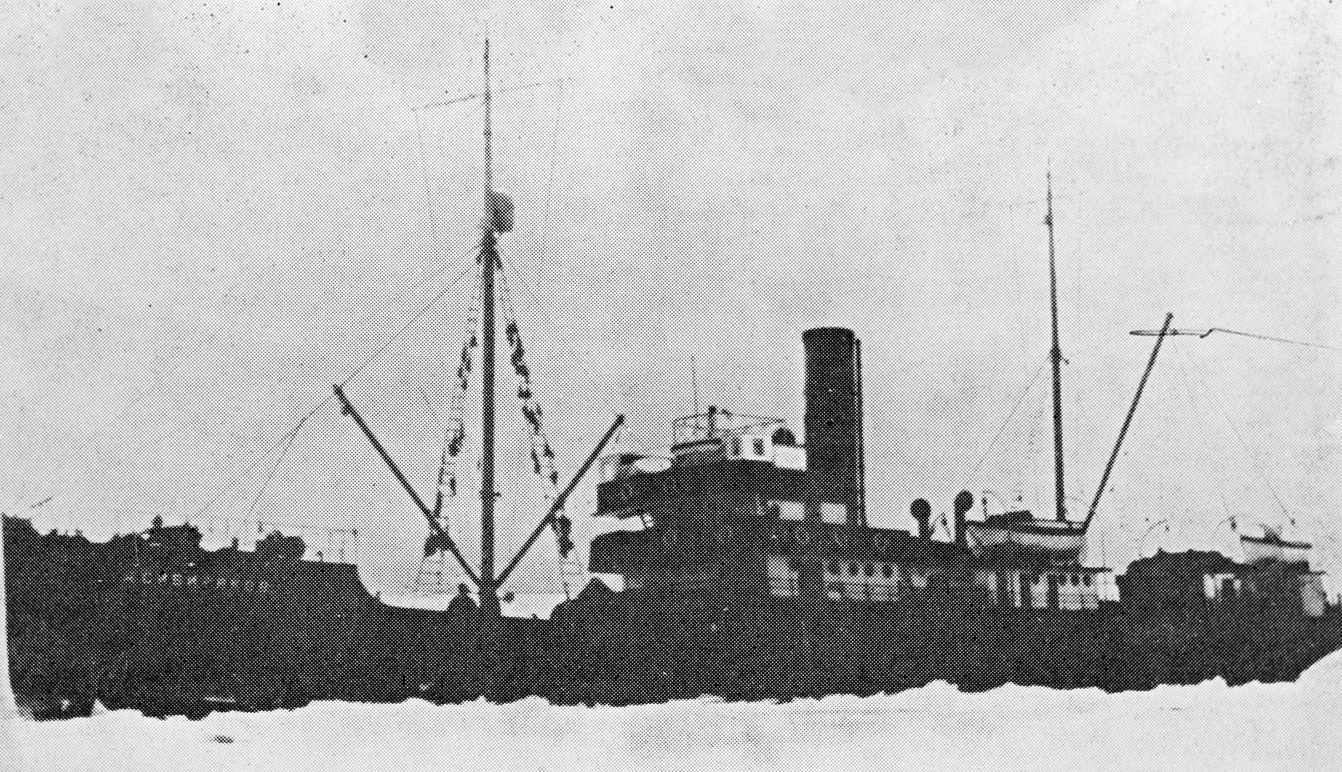 El rompehielos Alexánder Sibiriakov, nombrado en honor del industrial que exploró Siberia, resultó hundido el 25 de agosto de 1942 tras ser cañoneado por el crucero pesado de la marina alemana Almirante Scheer en las proximidades de la Isla Beluja, en el Mar de Kara.