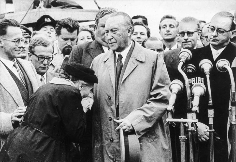 Mutter eines Kriegsgefangenen dankt Adenauer nach seiner Rückkehr aus Moskau am 14. 9. 1955 auf dem Flughafen Köln/Bonn. Adenauer hatte erreicht, daß bis Ende 1955 über 15.000 Kriegsgefangene, Internierte und Zivilverschleppte in die Bundesrepublik Deutschland entlassen wurden.