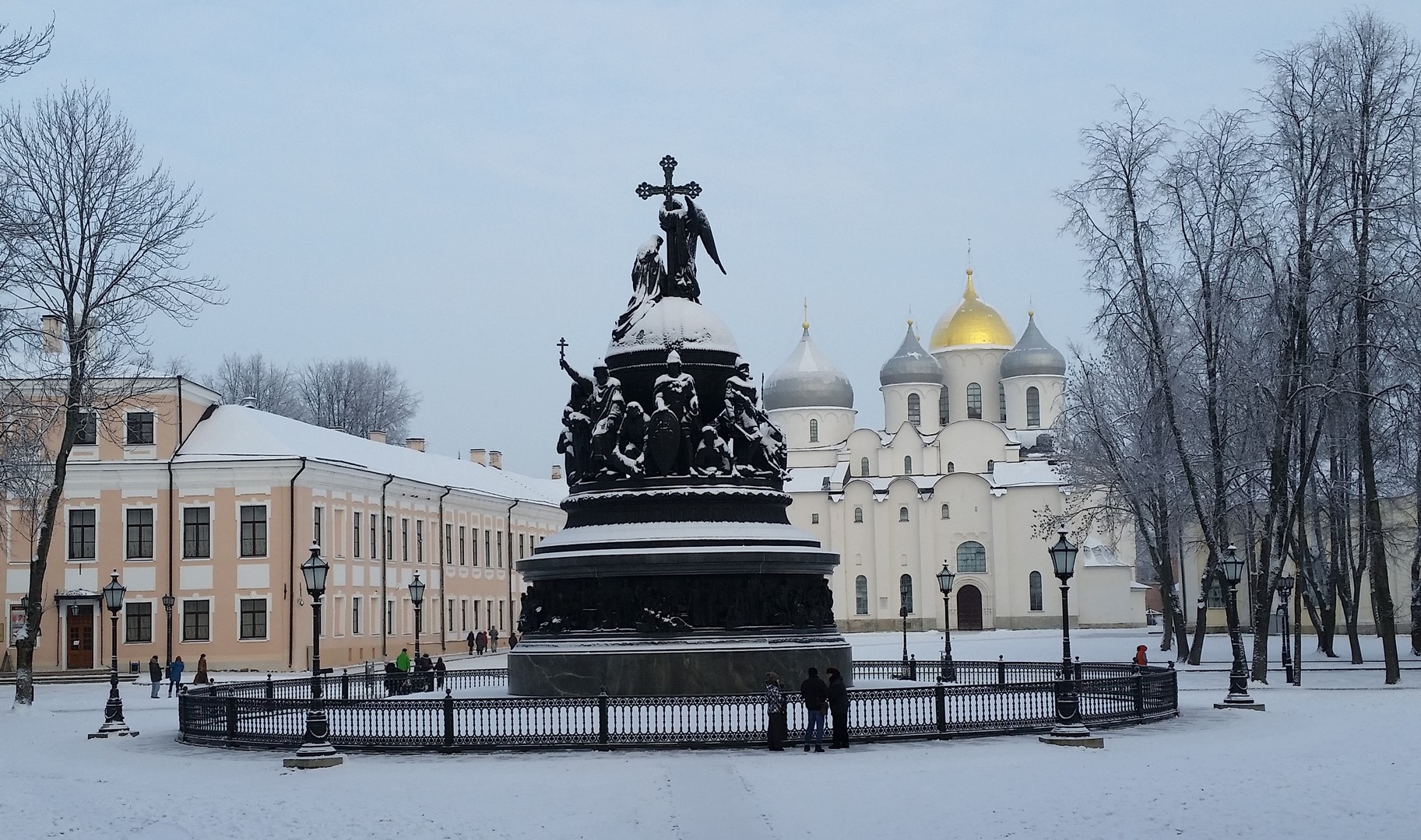 Das Millenium-Denkmal in Welikij Nowgorod ist bis heute ein Touristenmagnet. Es steht inmitten des beeindruckenden Kremls, gegenüber einer der ältesten russischen Kirchen, der Nowgoroder Sophienkathedrale.