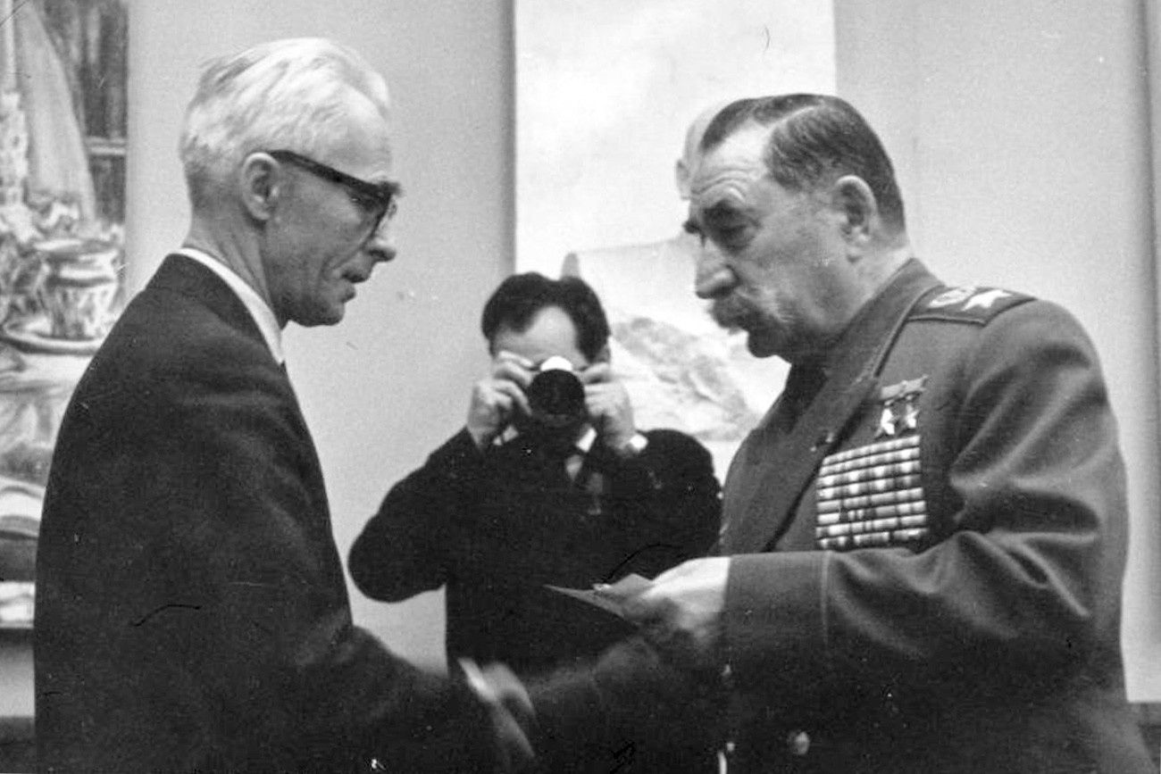 ジャーナリストのセルゲイ・コルシュノフとセミョン・ブジョンヌイ元帥