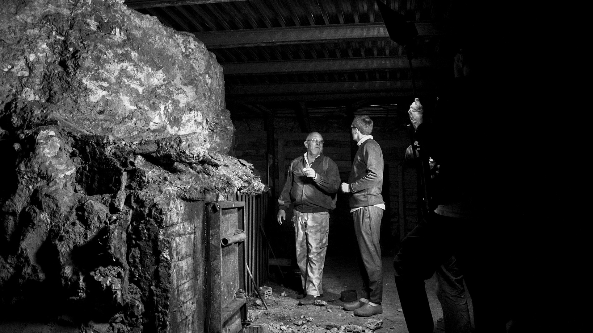 Alcuni giornalisti sottoterra, nell'enorme complesso sotterraneo su tre piani scavato nei pressi del Cremlino