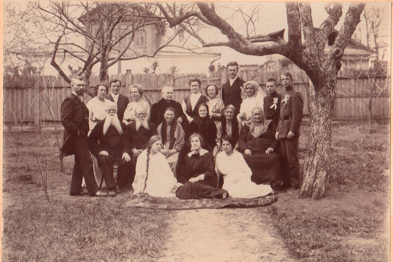 „Свадбени воз” је била колона која прати младожењу кад иде по невесту, на венчање и током весеља. (Шуја, 1915)