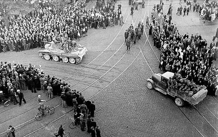 Съветските войски влизат в Рига през 1940 г.