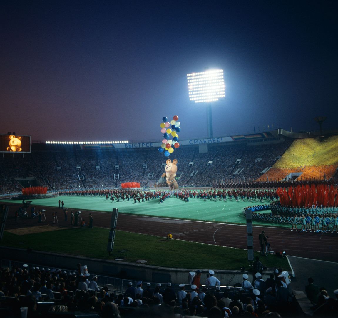 Олимпијска маскота Миша узлеће на небо на церемонији затварања Олимпијских игара у Москви. 