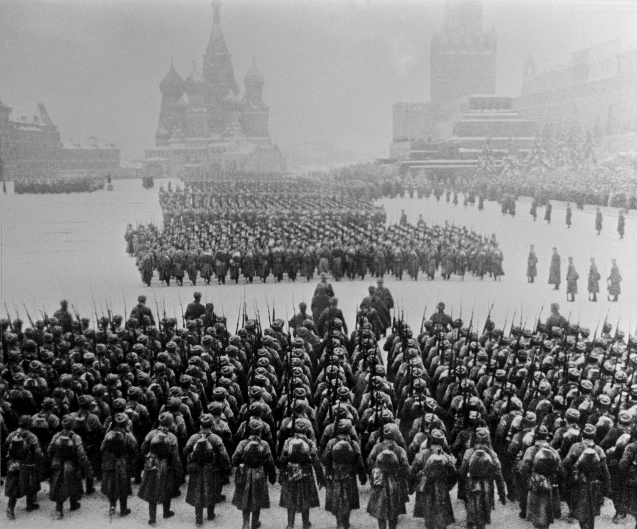 7. studenog 1941. Sovjetska vojska maršira ka liniji fronta