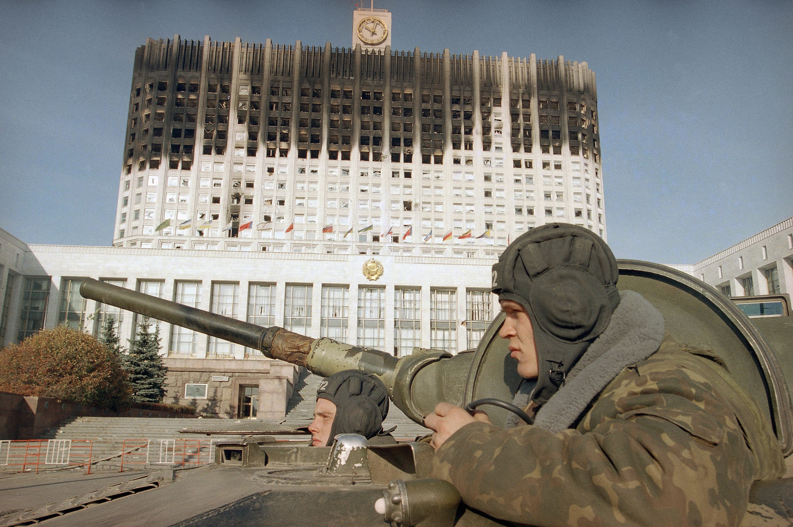 Руски војници во тенк пред зградата на рускиот парламент во Москва. 6  октомври 1993