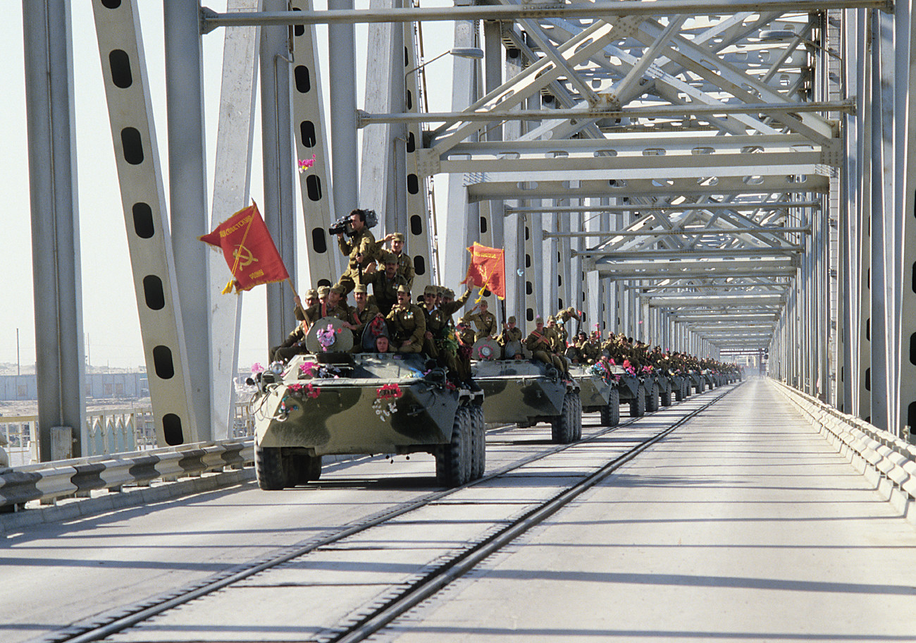 Съветски автомобили по моста между Афганистан и Узбекистан