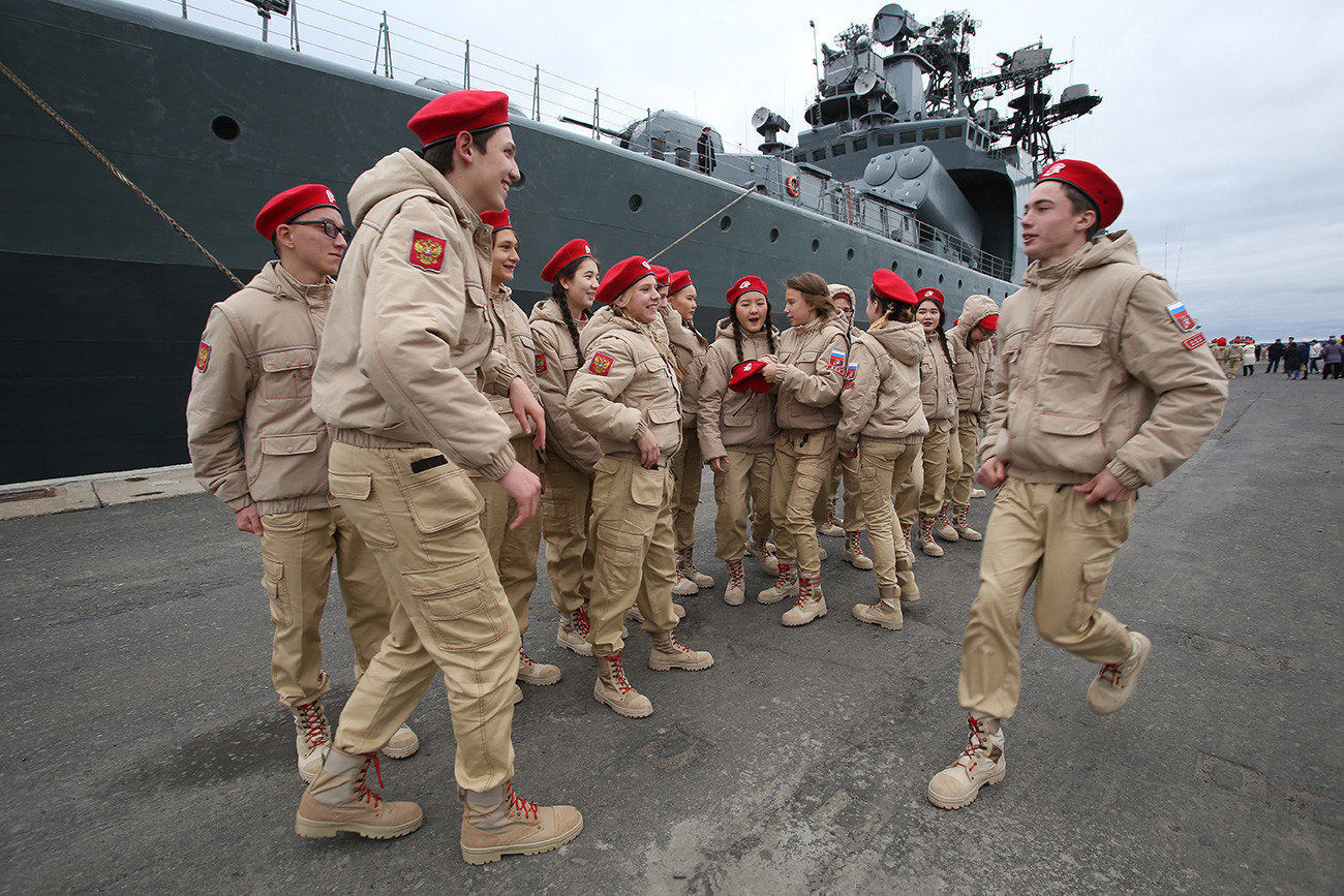 Cerimônia para novos cadetes no movimento juvenil militar Iunarmia a bordo do antissubmarino de guerra Severomorsk, da Frota do Norte russa. Grupo foi fundado e recebe suporte do Ministério da Defesa russo