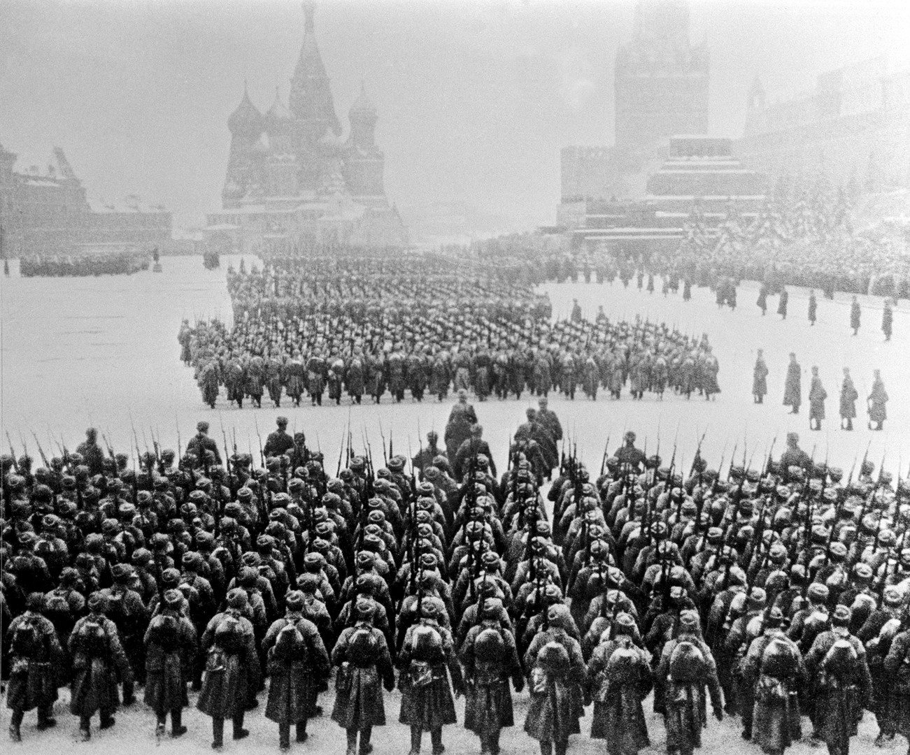 Truppe sovietiche in Piazza Rossa si preparano a marciare verso la linea del fronte, 7 novembre 1941