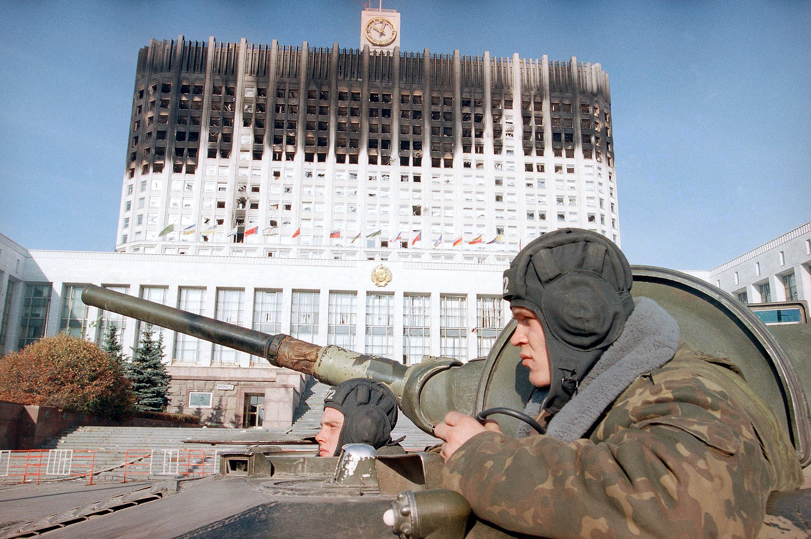 Militari davanti alla Casa Bianca di Mosca, 6 ottobre 1993