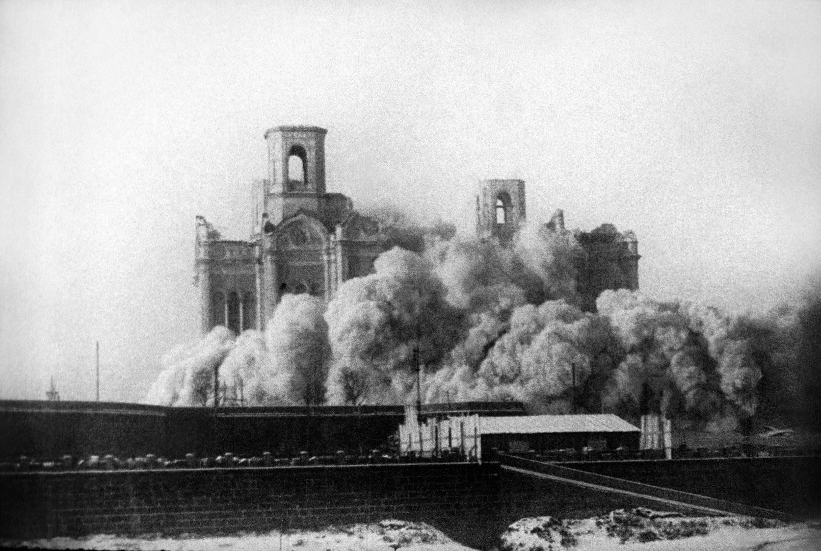 „На 5 декември 1931 силни експлозии, од кои се тресеа околните згради, го срушија храмот“.
