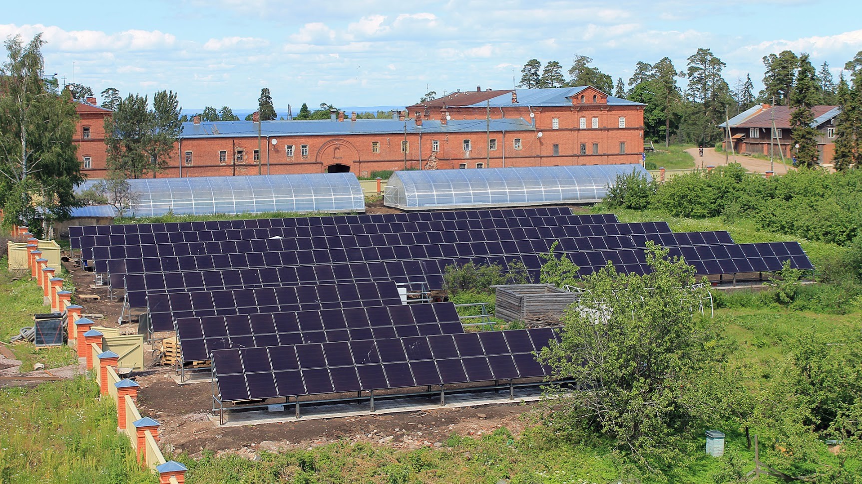 Слънчевата централа на остров Валаам осигурява енергия за парниците на манастира.