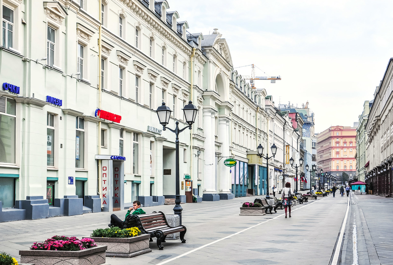 La calle Nikólskaia y el complejo de edificios del antiguo restaurante y hotel Slavianski Bazar