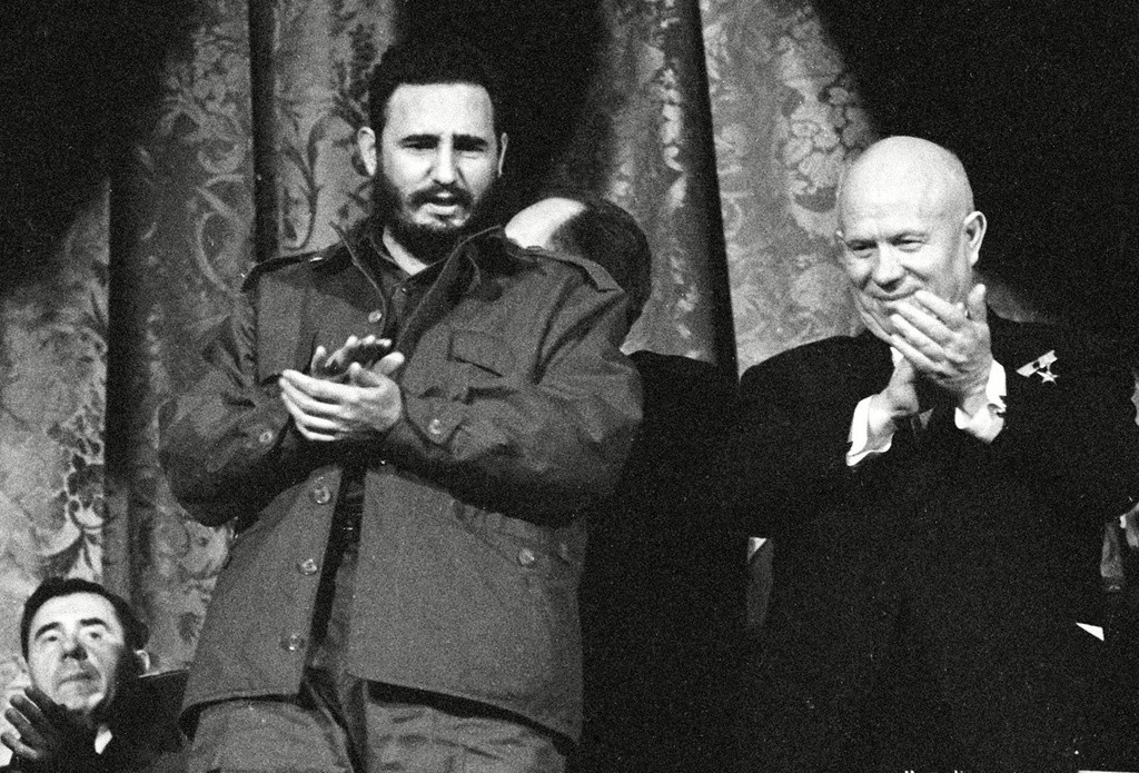 Fidel Castro (esq.) com Nikita Khruschov no Teatro Bolshoi, em Moscou, em 1 de maio de 1963.
