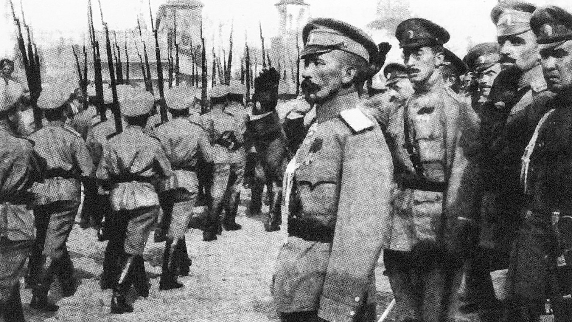 Лавр Корнилов на смотри 1917. године.