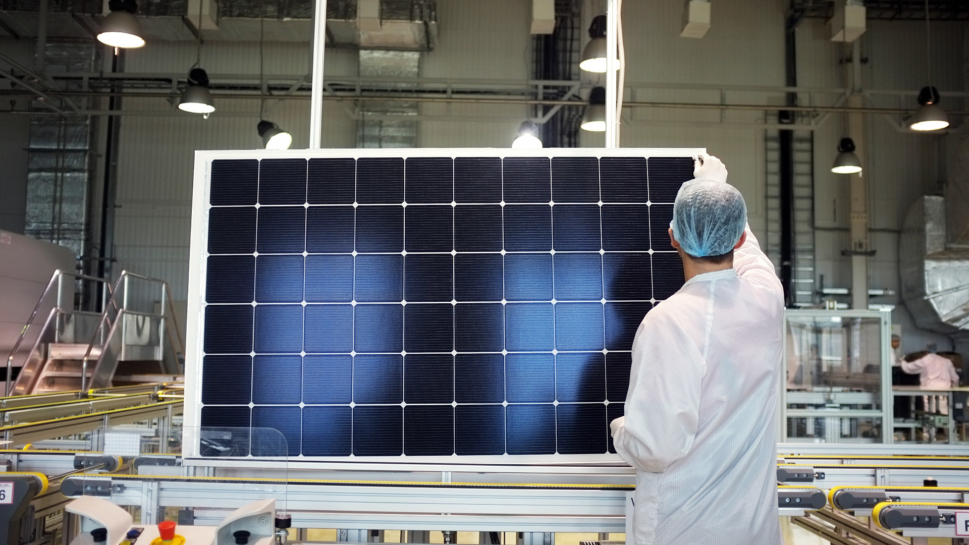 Nella sede di Hevel, società che a Mosca produce pannelli solari