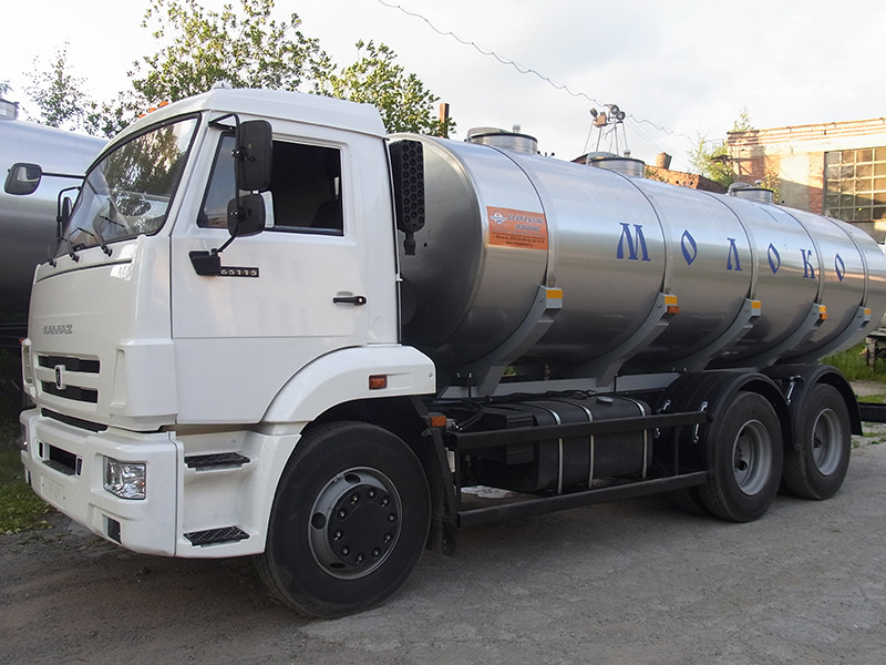 14000-litrska cisterna za mleko iz tovarne Vologodskie mashiny (Vologda Machines) na ruskem tovornjaku KamAZ.