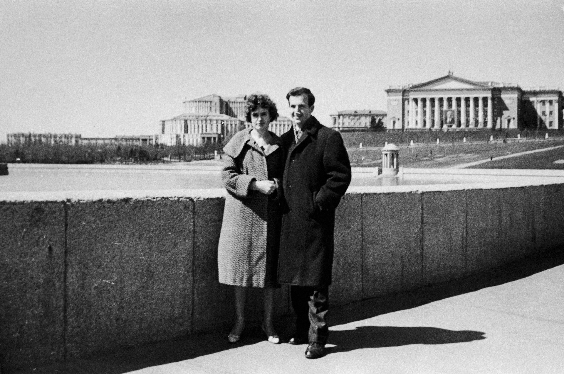 Lee Harvey Oswald con su mujer Marina Prusakova en el parque en Minsk.