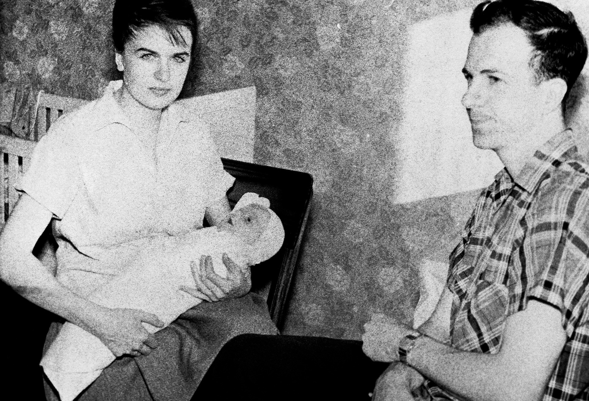 Lee Harvey Oswald, su mujer Marina Prusakova y su hija June Lee en Minsk. 
