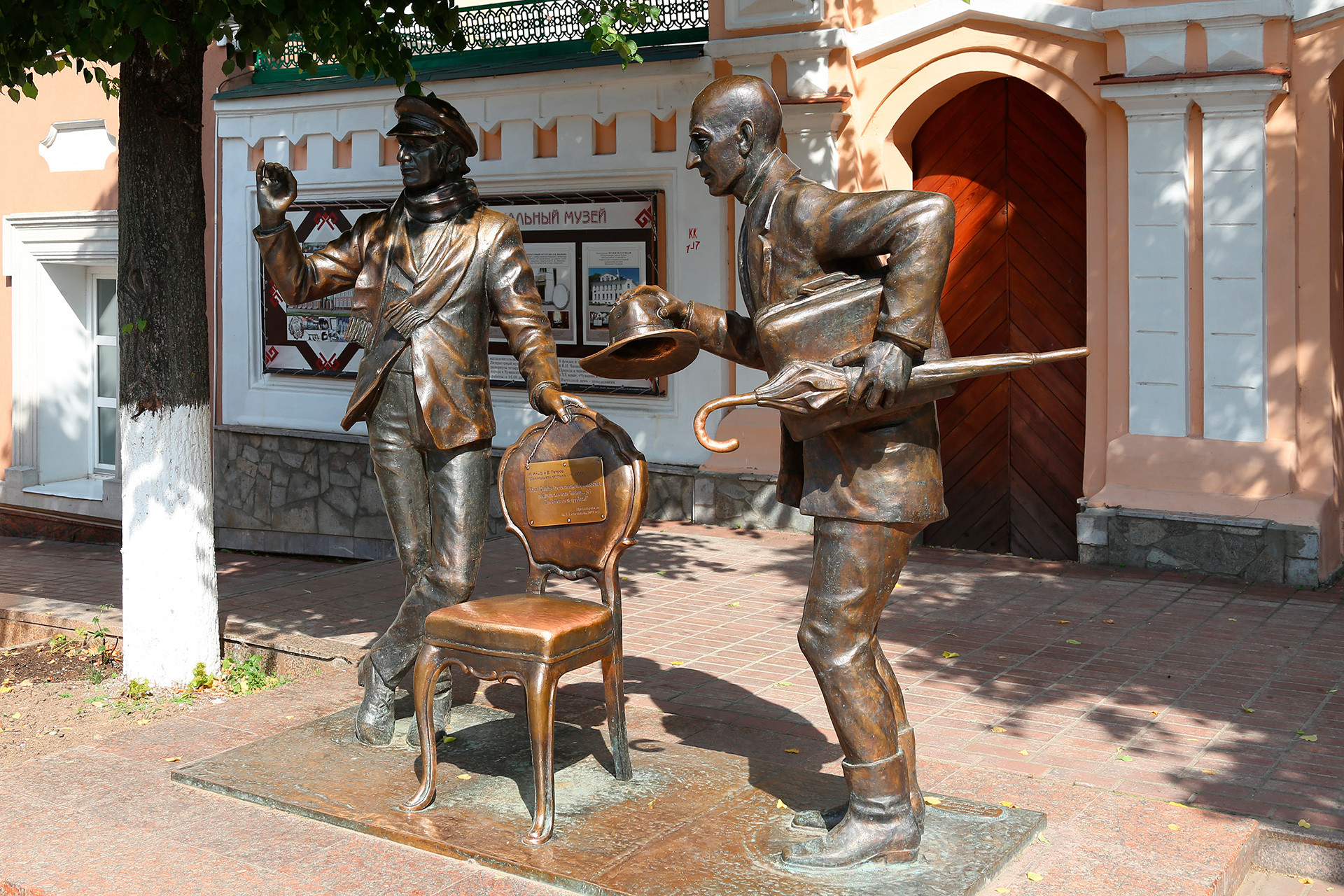 オスタプ・ベンデルとキサ・ヴォロビヤニノフの銅像